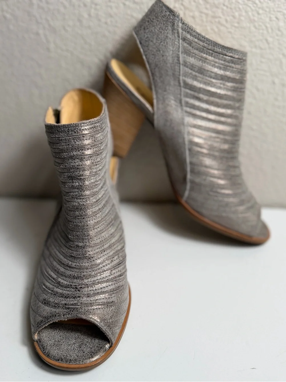 Paul Green~Cayanne~Smoke Brush Metallic~Leather~Peep Toe~Heeled~Bootie~Size 4.5